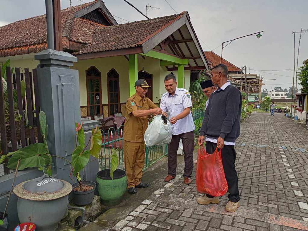 Ikuti Arahan Pj. Wali Kota Batu Aries, Kades Sumberejo Riyanto Punguti Sampah di Setiap Rumah&nbsp;Warga