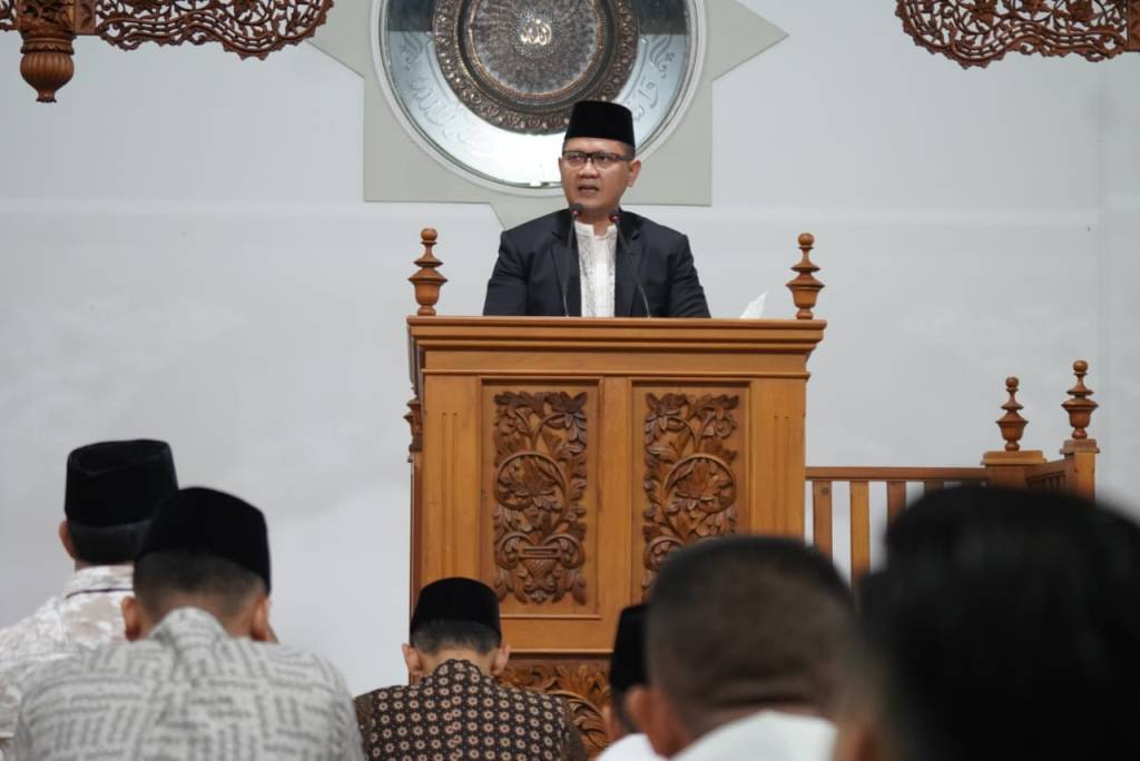 Salat Ied Idul Fitri 1445 Hijriah, Pj. Wali Kota Batu Aries Sampaikan Pesan Persatuan dan Kesatuan&nbsp;Bangsa