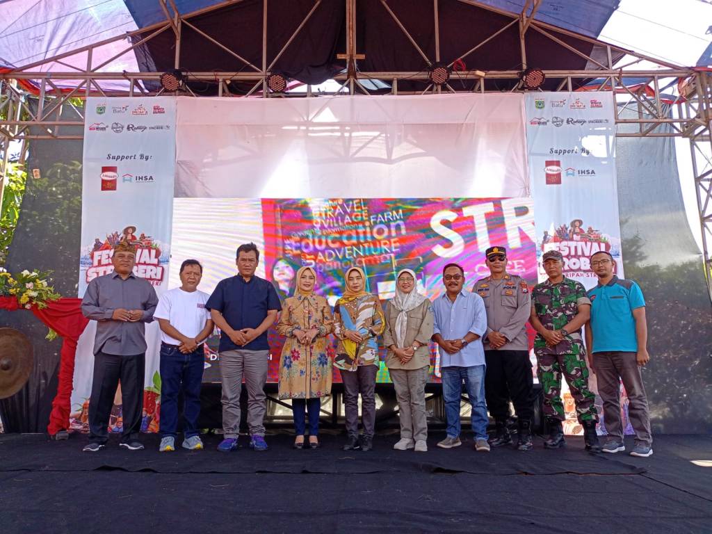 Tarik Minat Wisatawan, Disparta Pemkot Batu Sukses Gelar Festival Stroberi di Desa&nbsp;Pandanrejo