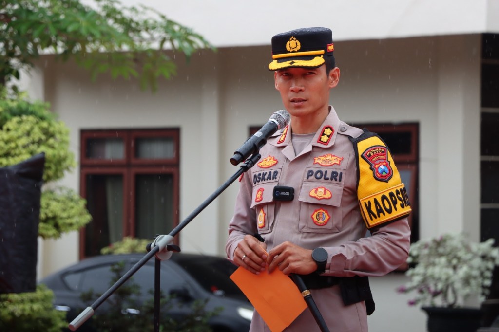 Kapolres Batu AKBP Oskar Pimpin Upacara Kesadaran Nasional dan Berikan Penghargaan Anggota&nbsp;Berprestasi