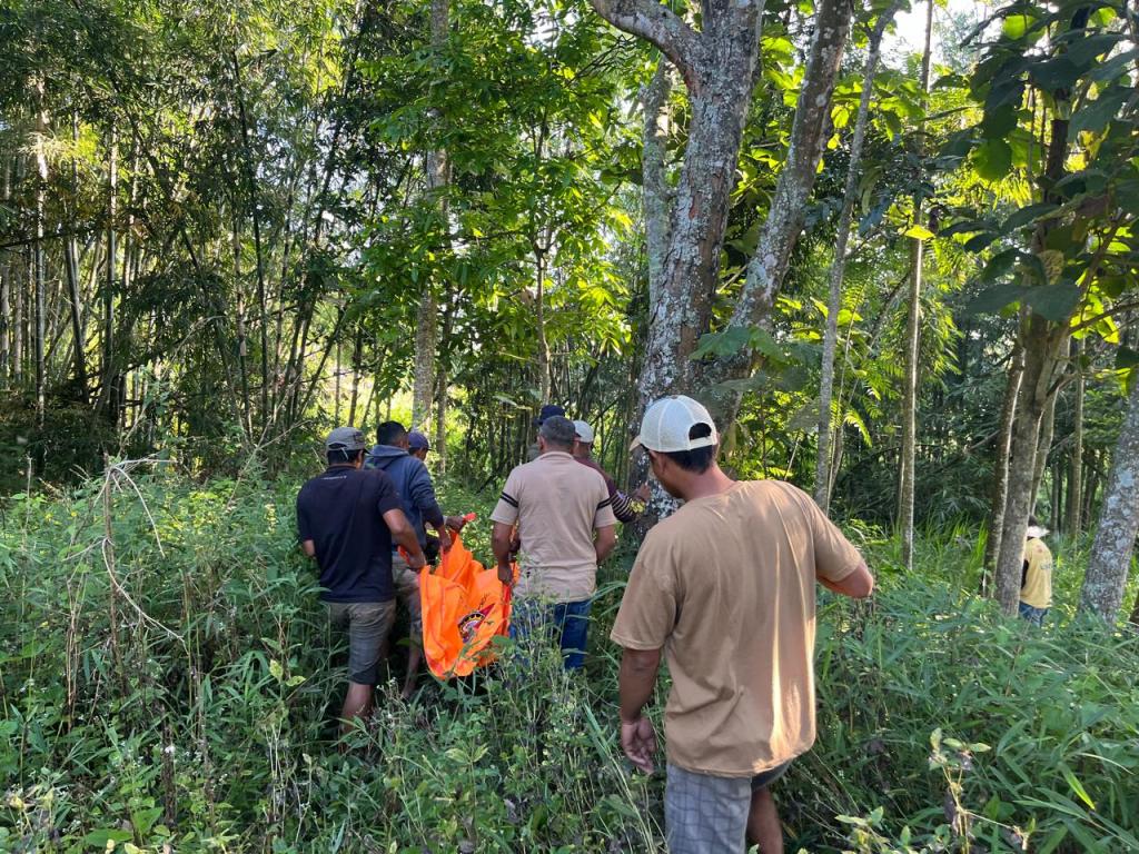Polisi Evakuasi Mayat Lelaki Warga Desa Oro-oro Ombo yang Gantung Diri di Sebuah&nbsp;Pohon