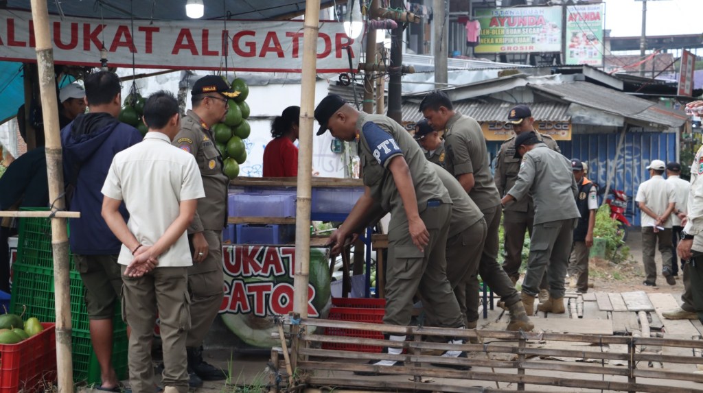 Operasi Gabungan Satpol PP Pemkot Batu Tertibkan PKL dan Parkir&nbsp;Liar