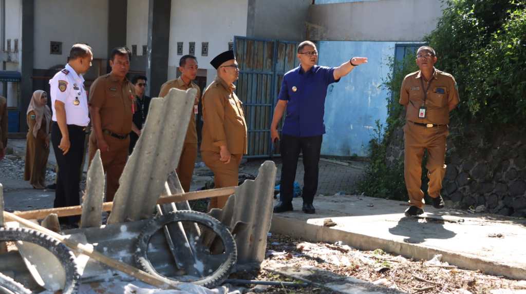 Pj. Wali Kota Batu Aries Tinjau Pembersihan Bekas Area Pasar Relokasi Stadion Gelora&nbsp;Brantas