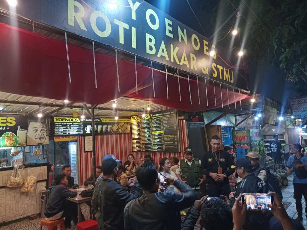 Dikeluhkan Wisatawan dan Pengguna Jalan, Satpol PP Pemkot Batu Berulangkali Tertibkan Yoenoes Roti Bakar &&nbsp;STMJ
