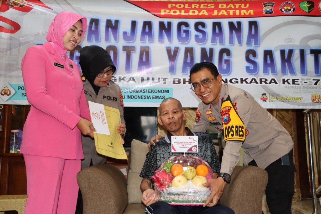 Polres Batu Anjangsana ke Purna Polri dan Anggota yang Sakit Stroke, Berikan Bantuan Tali&nbsp;Asih