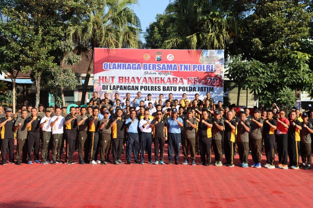 Peringati HUT Bhayangkara ke-78, Polres Batu Olahraga Bersama&nbsp;TNI