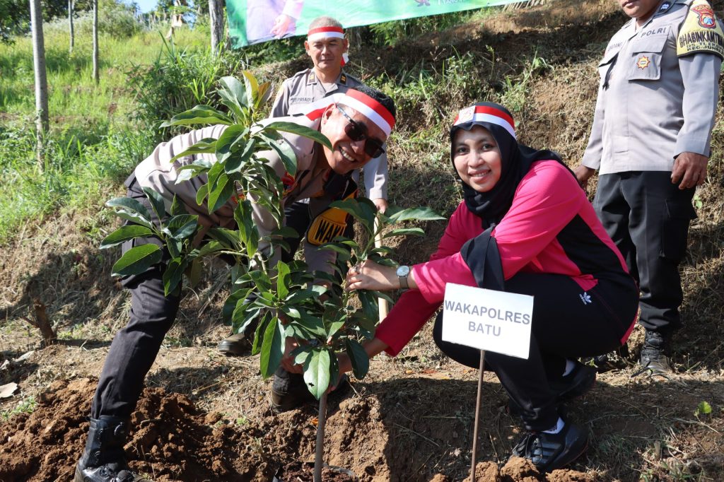 HUT Bhayangkara ke-78, Polres Batu Bersama Kampus 3 UIN Gelar Baksos Penghijauan Tanam Ratusan Bibit&nbsp;Buah
