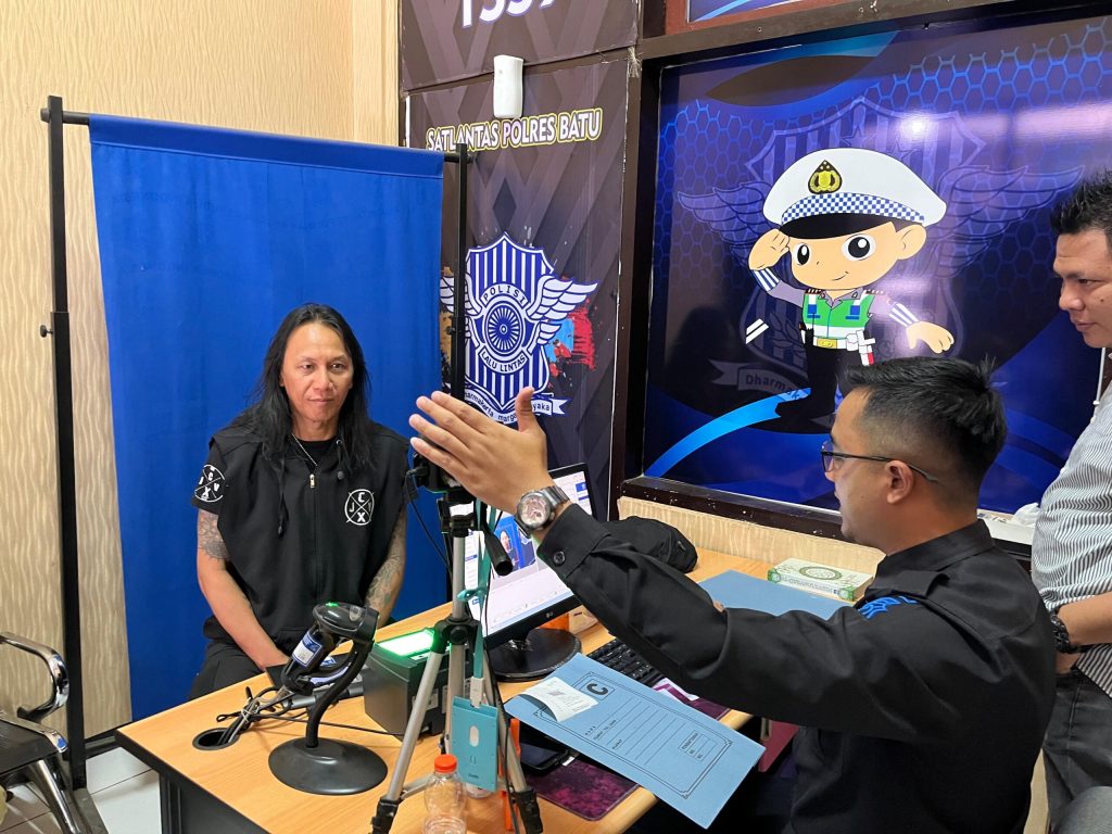 Puas dengan Layanan SIM Polres Batu Eks Vokalis Boomerang, Roy Jeconiah Berikan&nbsp;Apresiasi