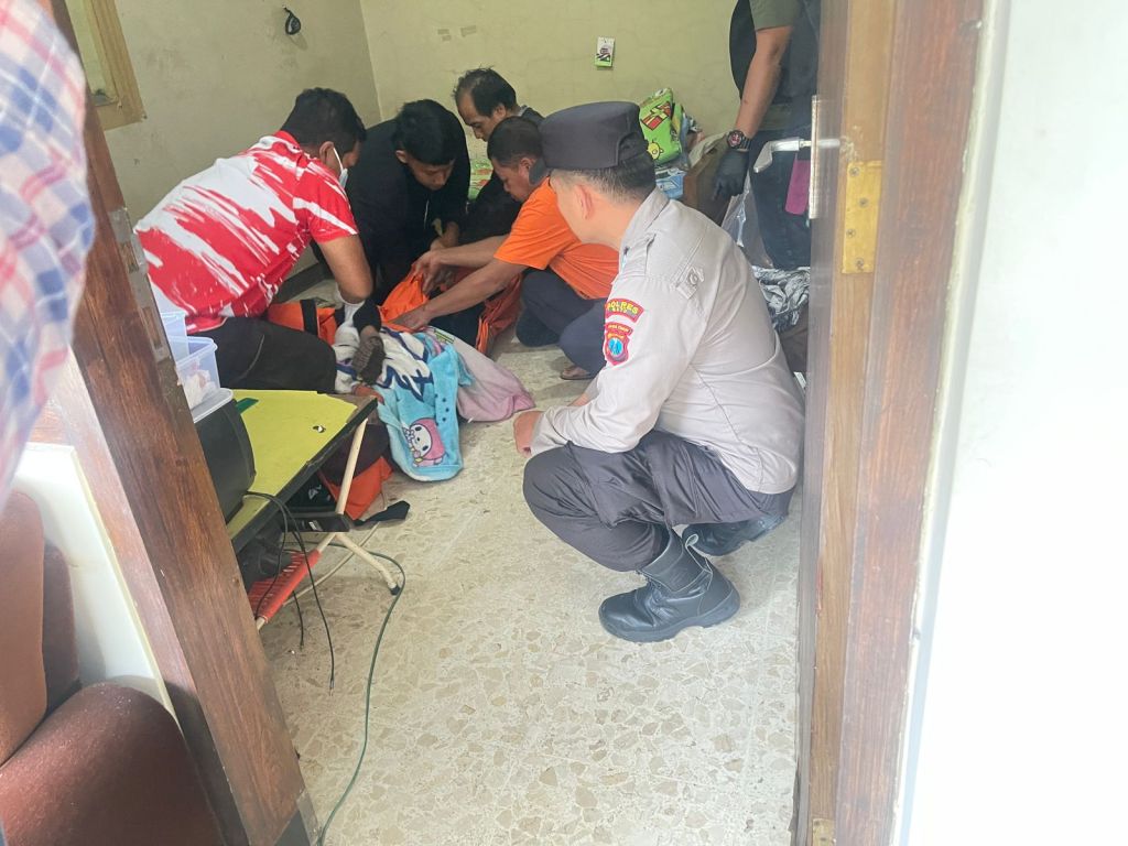 Tim Inafis Polres Batu Evakuasi Mayat Karyawan CV. YP, yang Meninggal di&nbsp;Mess