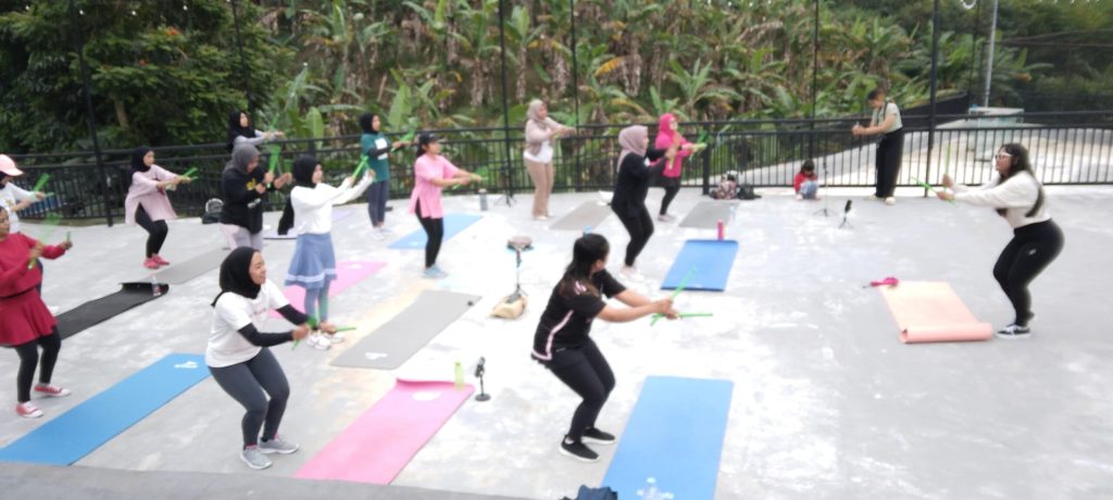 Budayakan Pola Hidup Sehat, Manajemen Kaluna Resort & Cafe Gelar Olahraga Senam Poundfit With The&nbsp;View