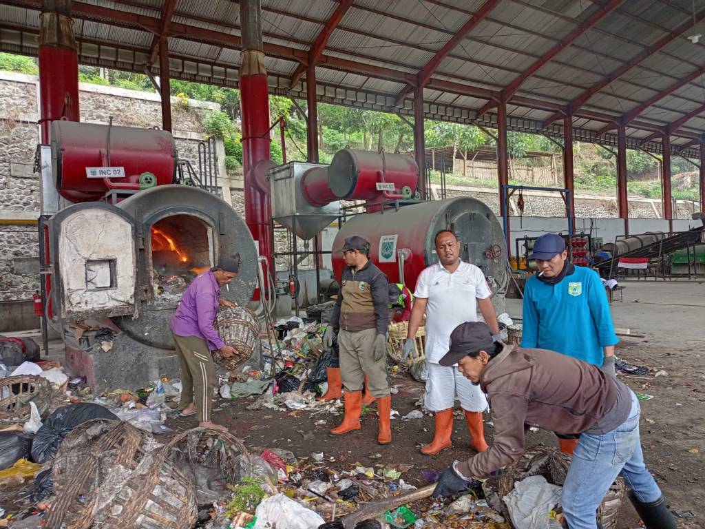 Pekerja Operator Mesin Pembakar Sampah di TPA Tlekung Tak Dibekali APD, Hingga Alami Luka&nbsp;Bakar