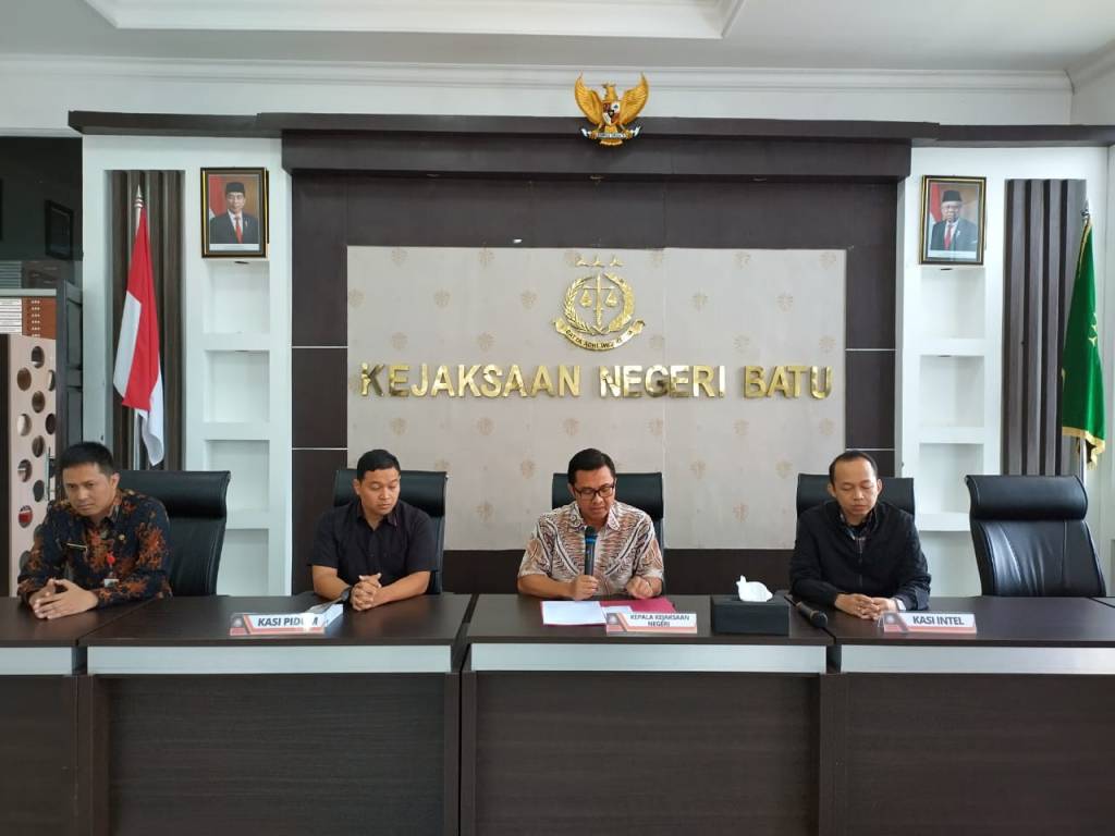 Gelar Konferensi Pers, Kejari Batu Terima Limpahan Berkas Tahap II Perkara Penganiayaan Terhadap&nbsp;Anak