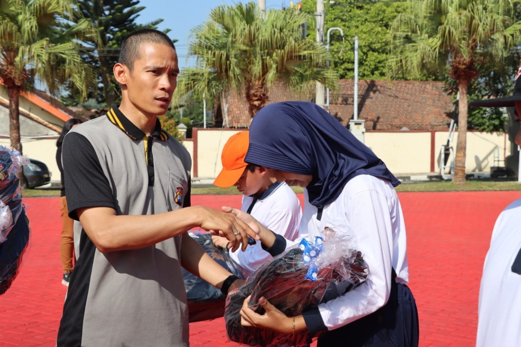 Raih Juara The Best Team Work, Kapolres Batu AKBP Oskar Beri Apresiasi dan Tali Asih&nbsp;Pocil