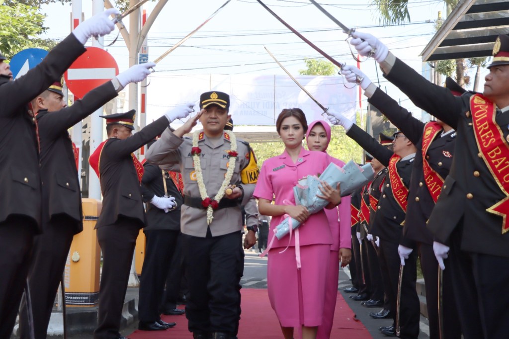 Tradisi Upacara Pedang Pora, Warnai Pisah Sambut Kapolres Batu yang Berlangsung&nbsp;Haru