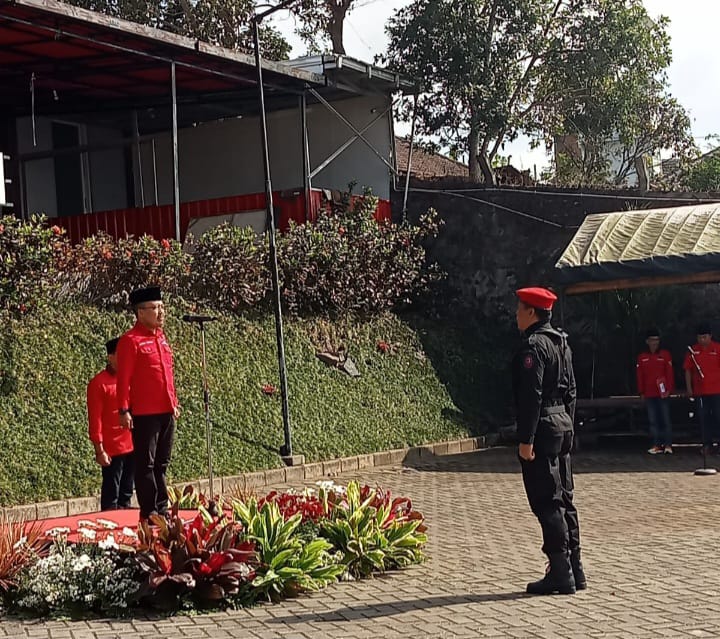 Peringati HUT RI ke-79, DPC PDI Perjuangan Kota Batu Gelar Upacara Pengibaran Bendera di Wisma&nbsp;Perjuangan