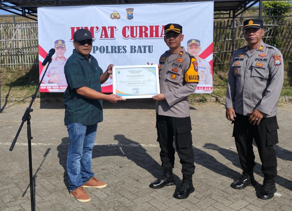 Apresiasi Jum’at Curhat, Kades Bumiaji Berikan Piagam Penghargaan Kepada Wakapolres&nbsp;Batu