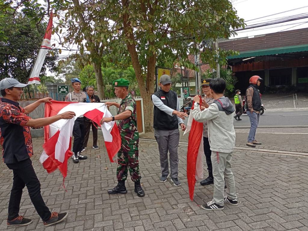 Gugah Rasa Nasionalisme dan Patriotisme, Camat Batu Sasongko Imbau Masyarakat Kibarkan Bendera Merah&nbsp;Putih