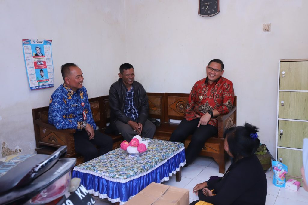 Beri Kursi Roda Warga Tlekung, Pj. Wali Kota Batu, Aries: Semoga Memberikan Semangat Menjalani Aktifitas