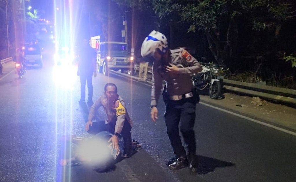 Kapolres Batu AKBP Andi, Bantu Evakuasi Korban Tabrak Lari di Jalan Raya Pandanrejo